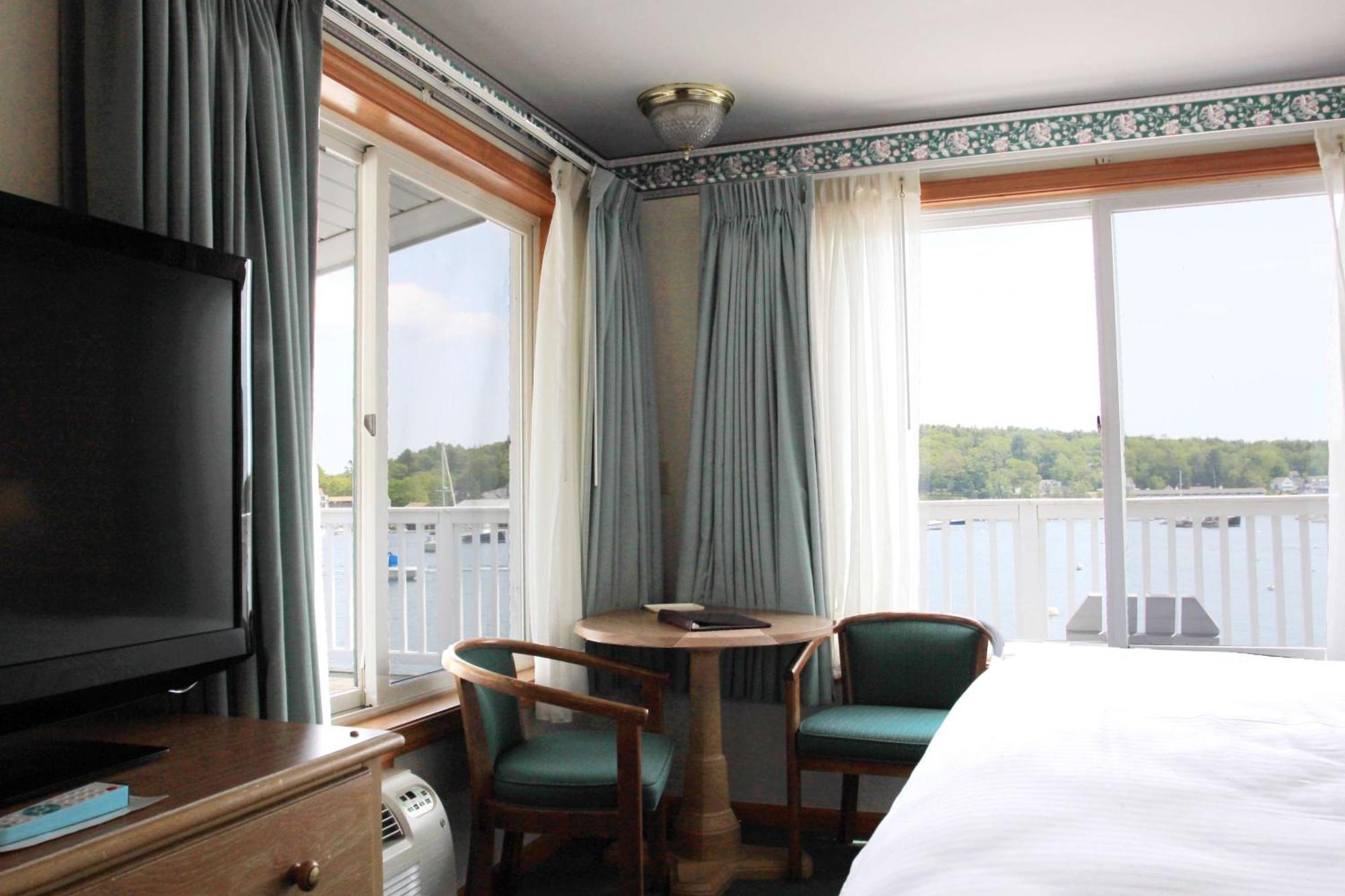 Tugboat Inn Бутбей-Харбор Экстерьер фото